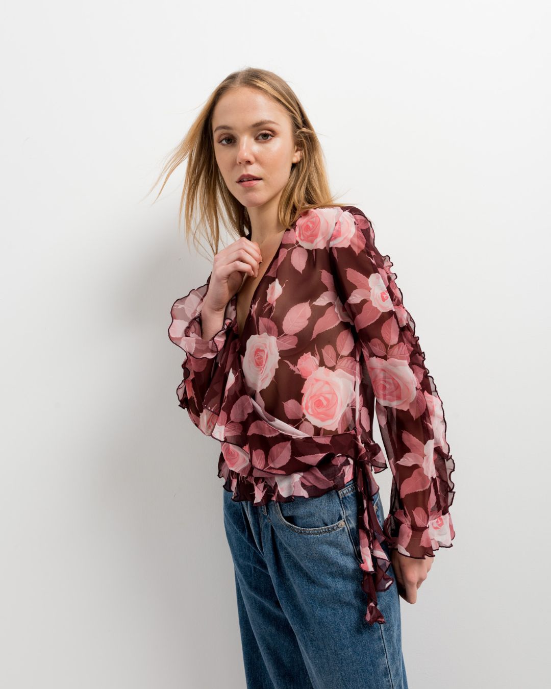 BLUSA CON VOLANTES  Y ESTAMPADO FLORAL